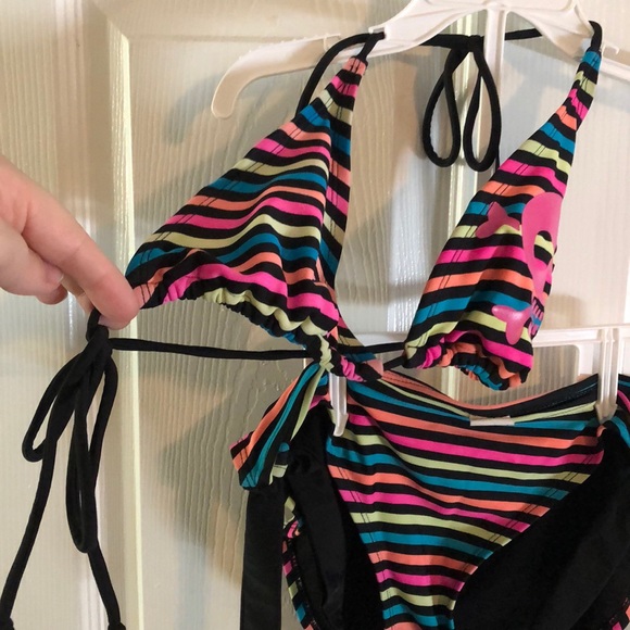 Striped Bikini with pink skull - Picture 5 of 5